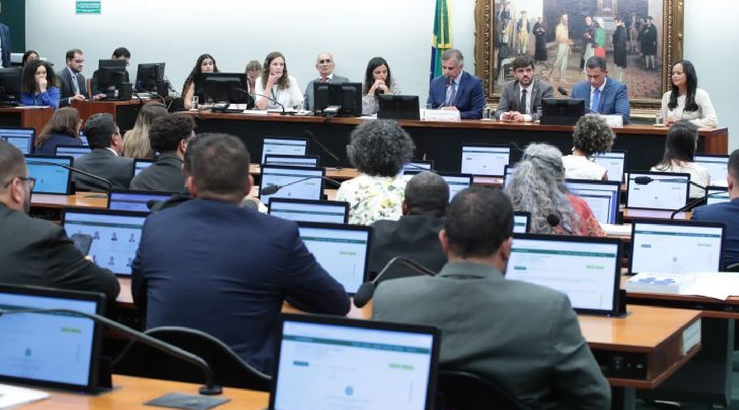 CCJ da Câmara adia análise de PEC sobre redução da maioridade penal