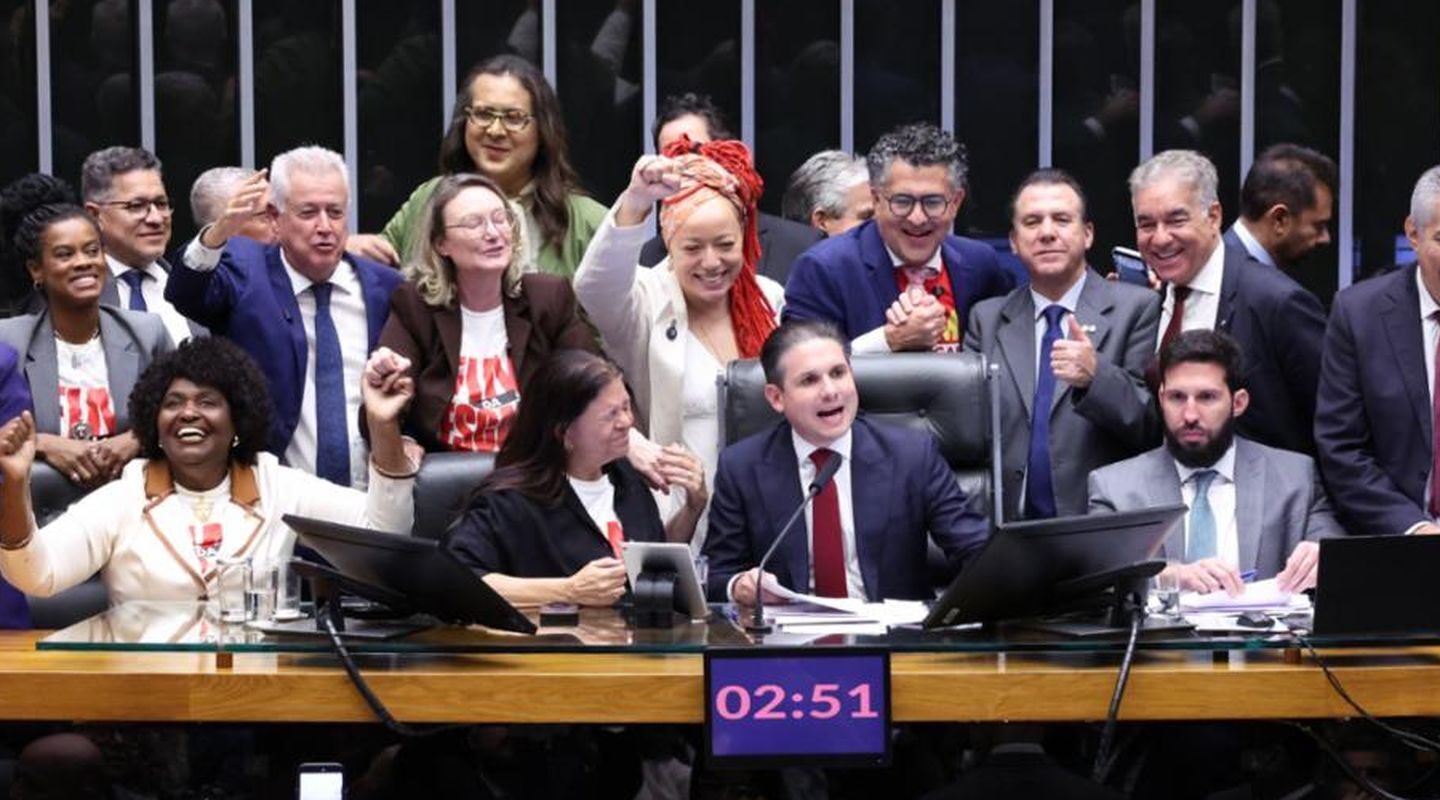 Câmara aprova, em dois turnos, a PEC pelo fim da escala 6×1