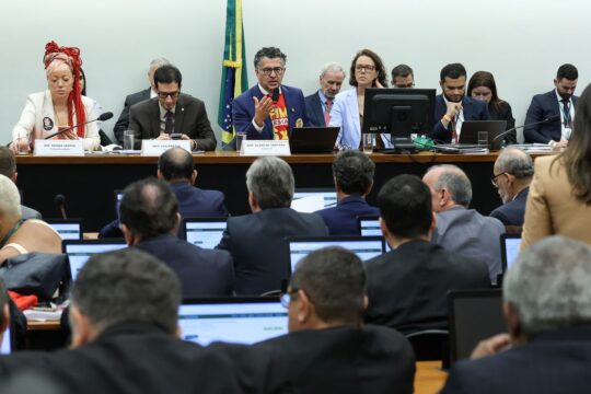 Centrão tenta derrubar transição de 60 dias para fim da escala 6x1