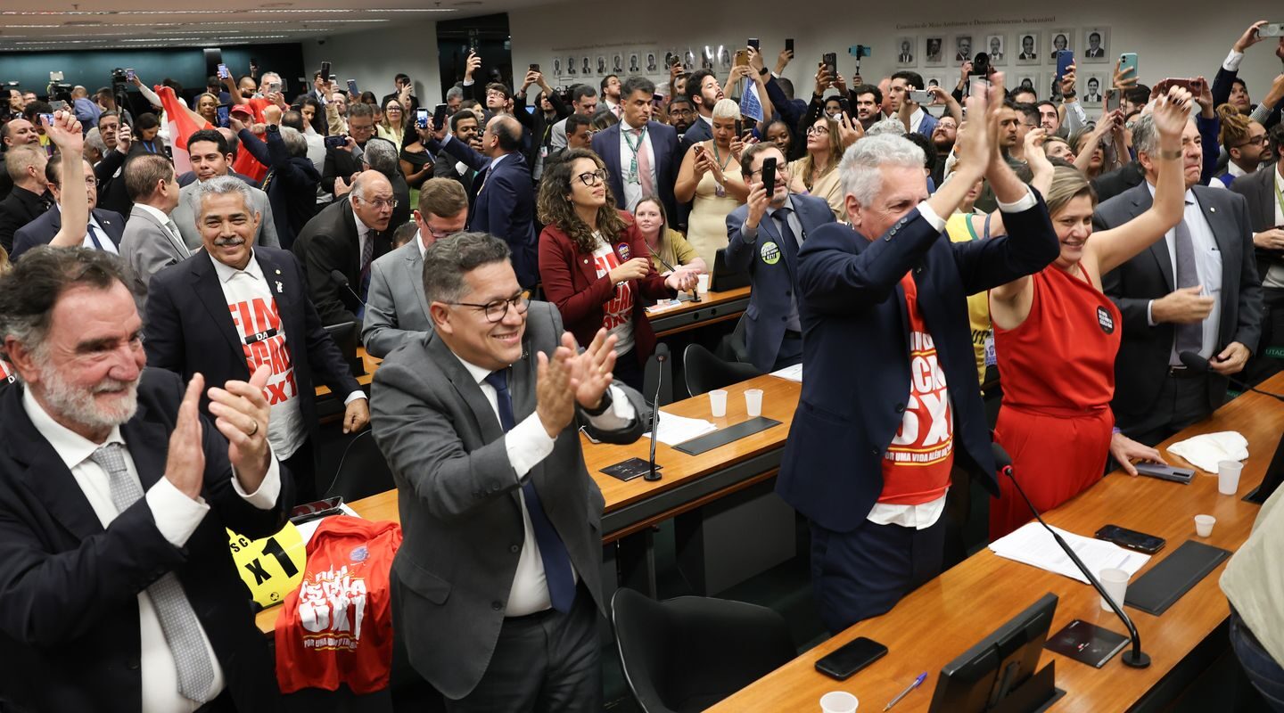 Comissão aprova relatório de PEC que acaba com escala 6X1
