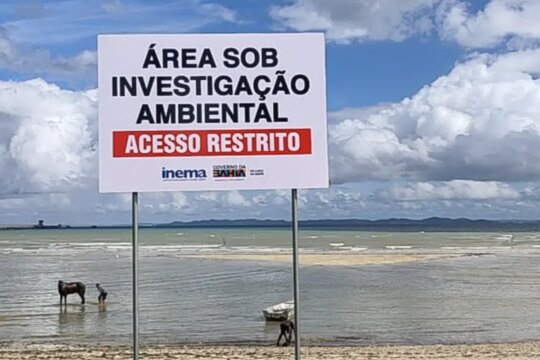 Comunidade na orla baiana sofre há 100 dias com contaminação da praia