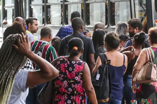 Desemprego mais longo cai 21,7% e é o menor já registrado pelo IBGE