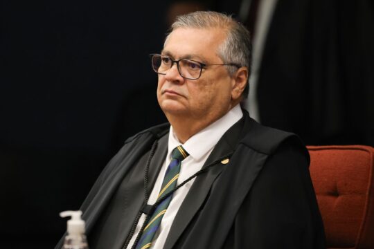 Dino abre apuração sobre emendas para produtora do filme de Bolsonaro
