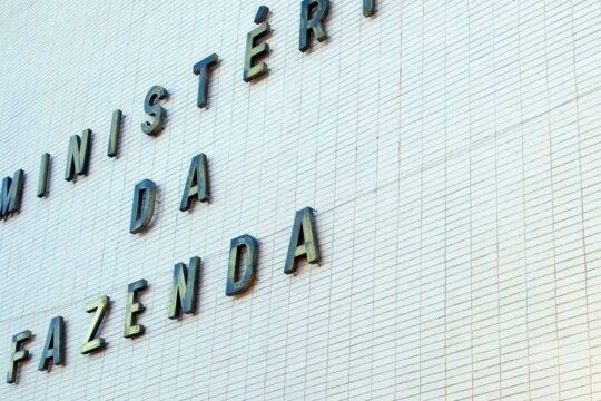Fazenda eleva para 4,5% estimativa de inflação com guerra e petróleo