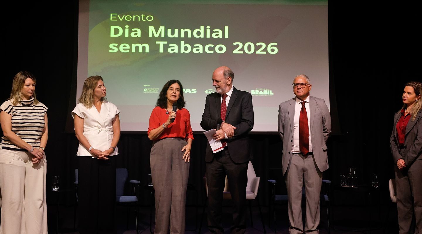 Cigarros aromatizados e vapes preocupam autoridades de saúde