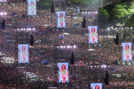 Mais de 2 milhões de pessoas assistem ao show de Shakira em Copacabana