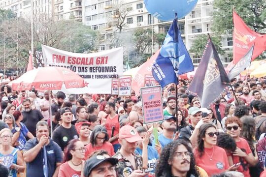 Manifestação em SP pede fim da escala 6x1 e ações contra o feminicídio