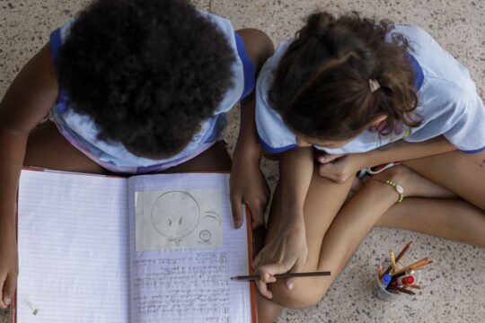 Metade dos estudantes não vê debate antirracista na escola, diz estudo