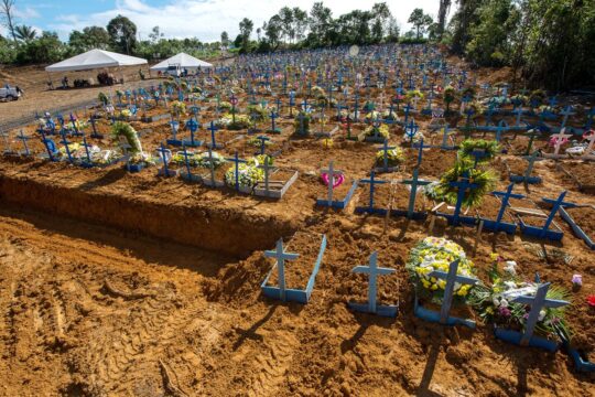 Negacionismo fez brasileiros "perderem" 3,4 anos de vida na pandemia