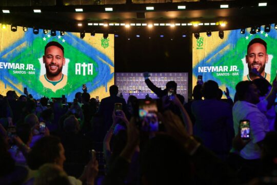 Neymar não treina em apresentação e preocupa a duas semanas da Copa