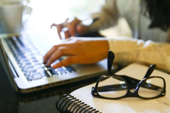 ONU Mulheres revela avanço da violência online contra jornalistas