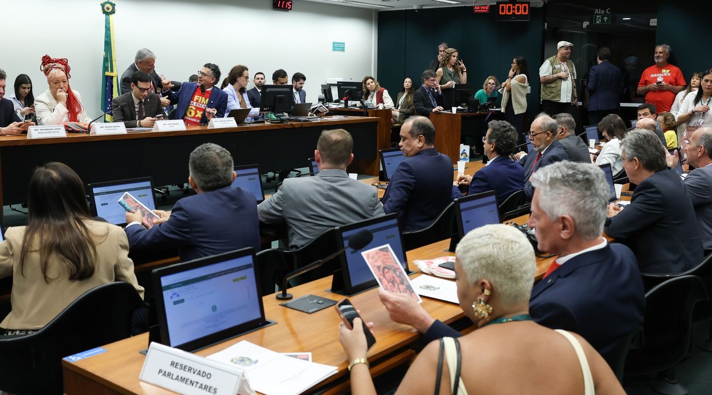 Oposição critica PEC do fim da escala 6×1 durante votação na Comissão
