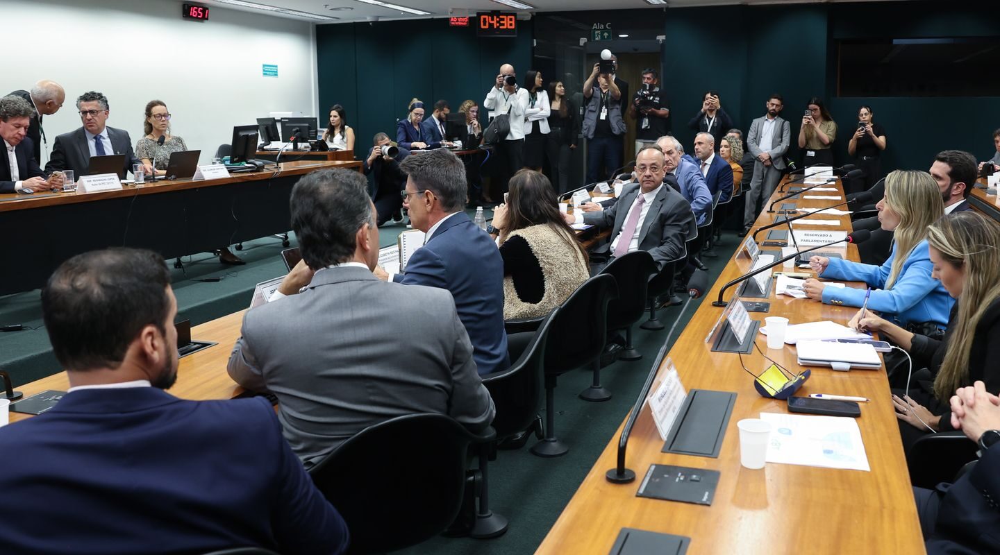 Pedido de vista adia votação da PEC do fim da escala 6X1