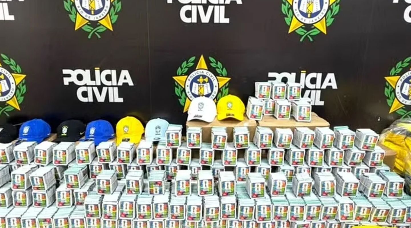 RJ: Polícia apreende mais de 200 mil figurinhas falsificadas da Copa