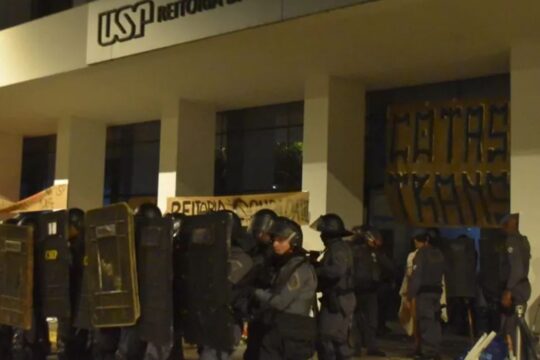 Vereadores provocam universitários em SP e ato tem confronto