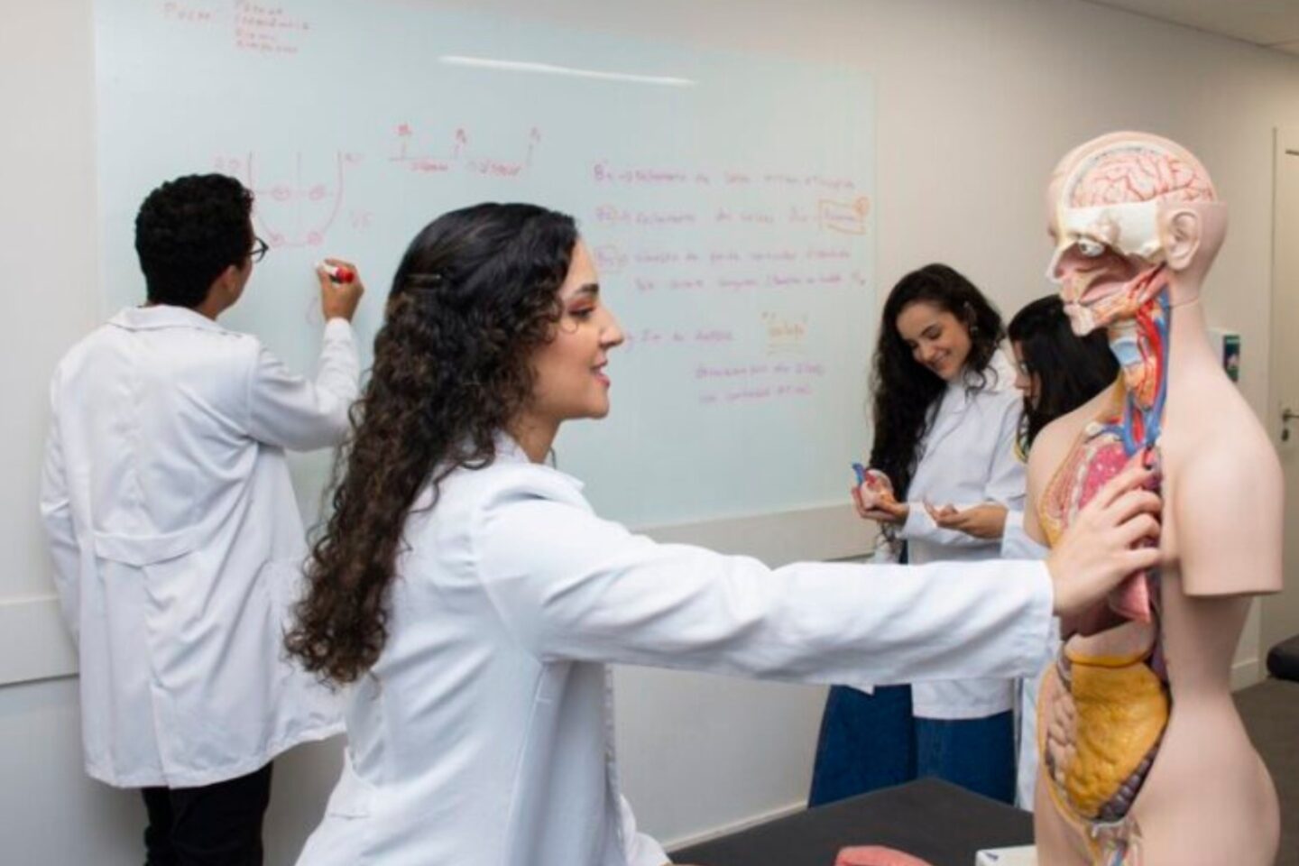 Grupo educacional abre vagas para o curso de Medicina em várias regiões do Brasil