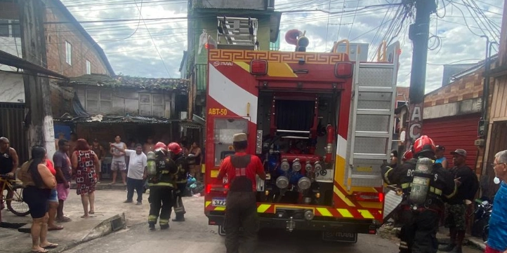 Incêndio atinge vila de casas no bairro do Guamá, em Belém