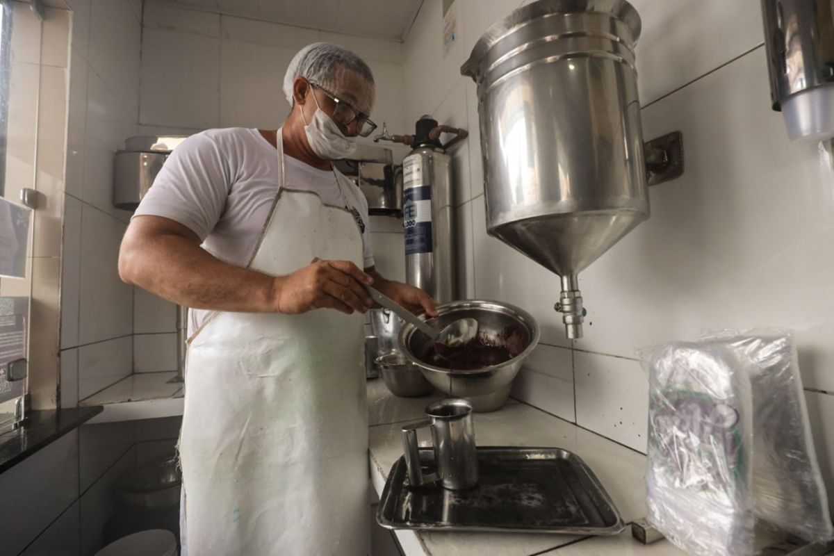 Manipuladores artesanais de açaí podem conquistar reconhecimento profissional após aprovação no Senado