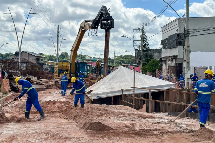 Interdição na Avenida João Paulo II avança obras do novo viaduto em Belém