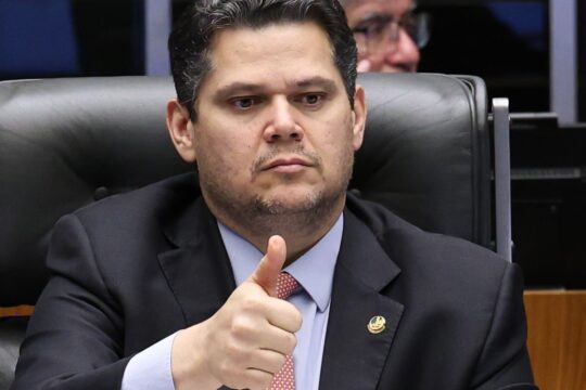 Alcolumbre sugere “melhorar” 6x1 e quer passar PEC por comissões