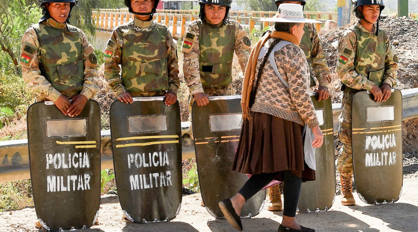 Bolívia: caem bloqueios após estado de exceção e acordo com sindicato