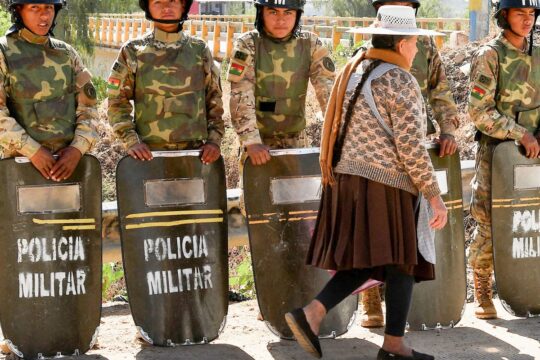 Bolívia: caem bloqueios após estado de exceção e acordo com sindicato