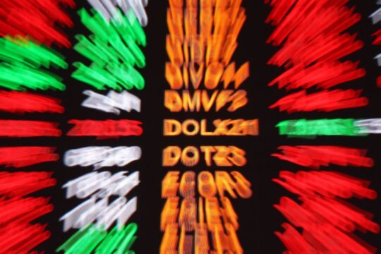 Bolsa sobe 1,16%, e dólar cai para R$ 5, apesar de medida dos EUA