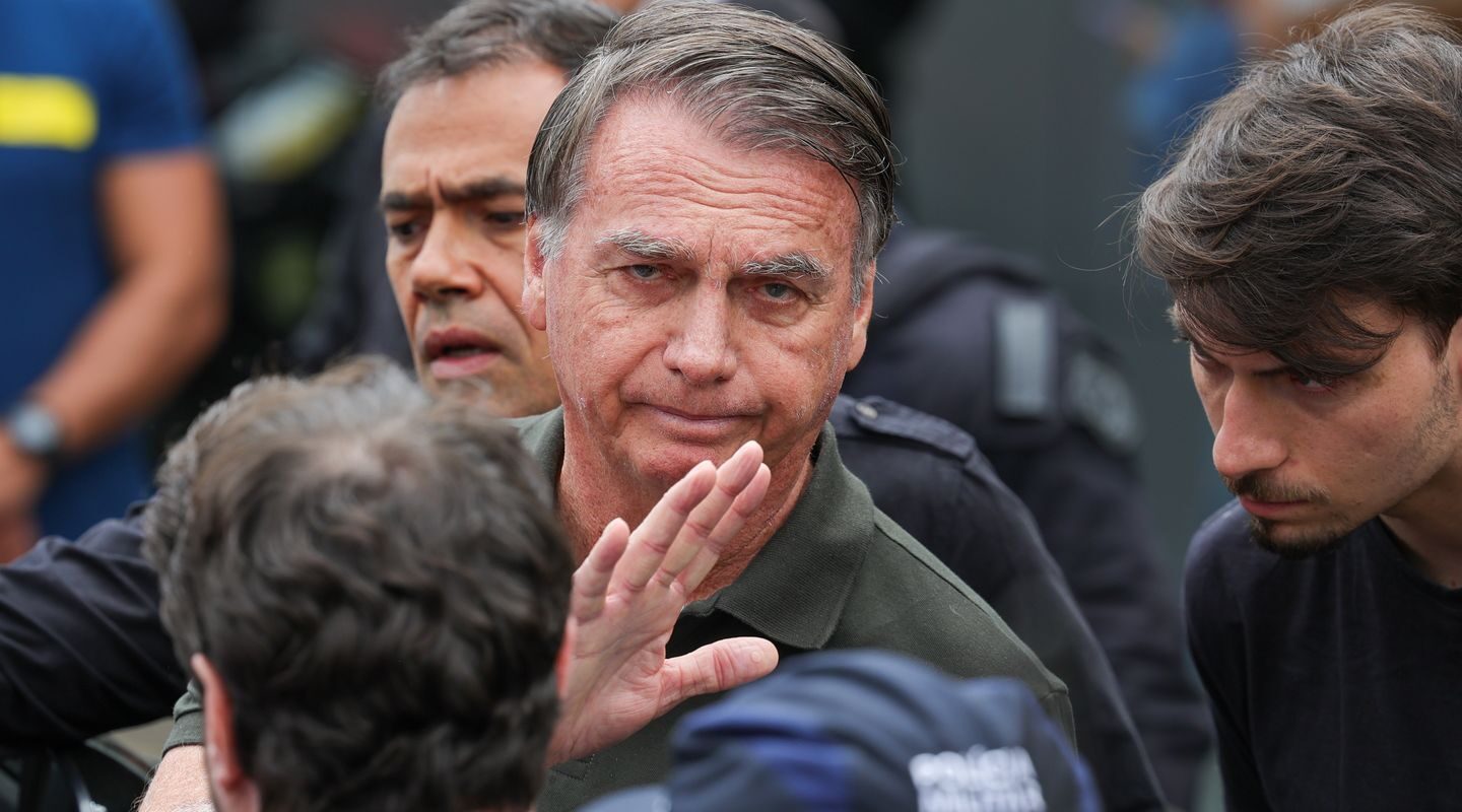 Delegado pede ao STF para ouvir Bolsonaro sobre arma apreendida
