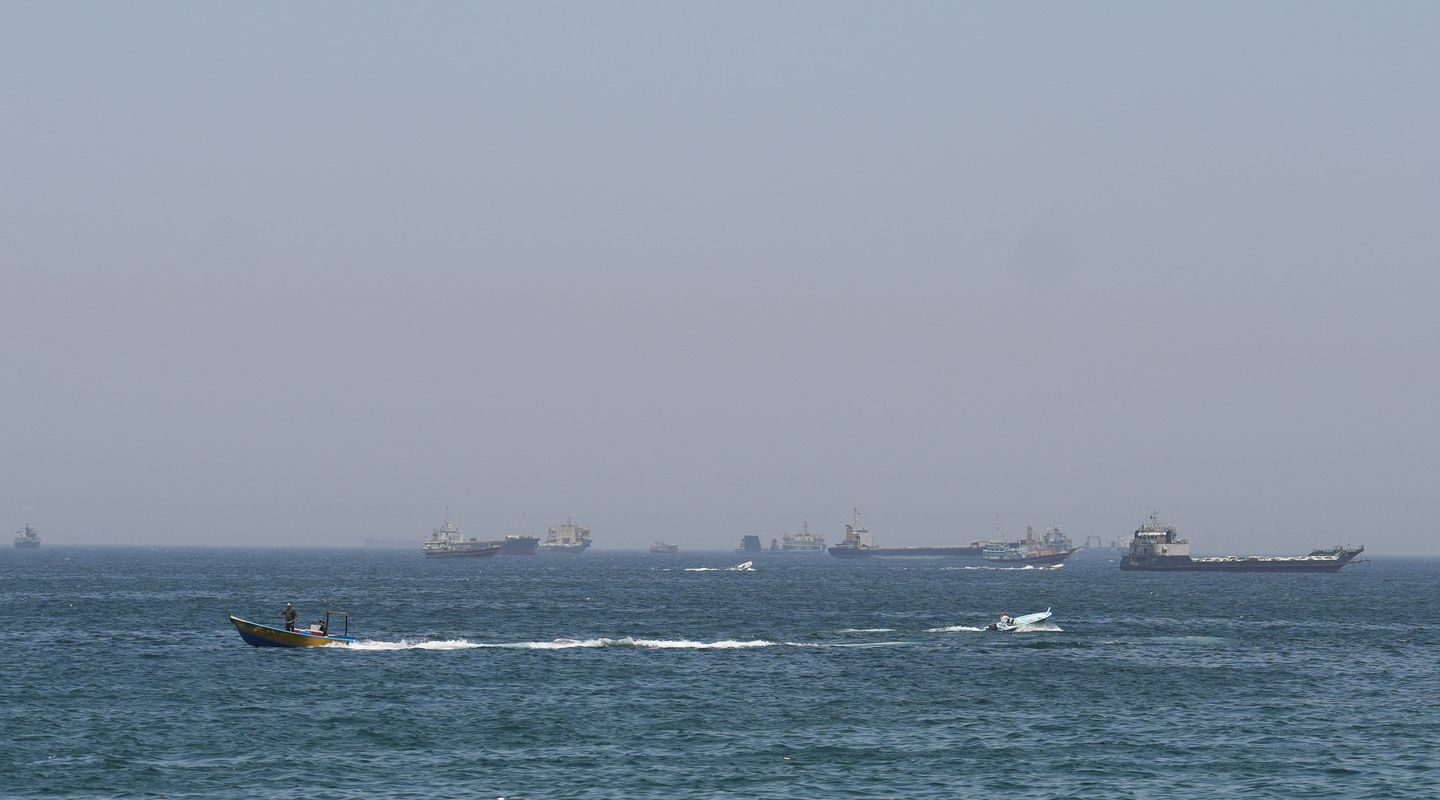 EUA lançam novos ataques ao Irã; forças iranianas fecham Ormuz