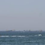 EUA lançam novos ataques ao Irã; forças iranianas fecham Ormuz