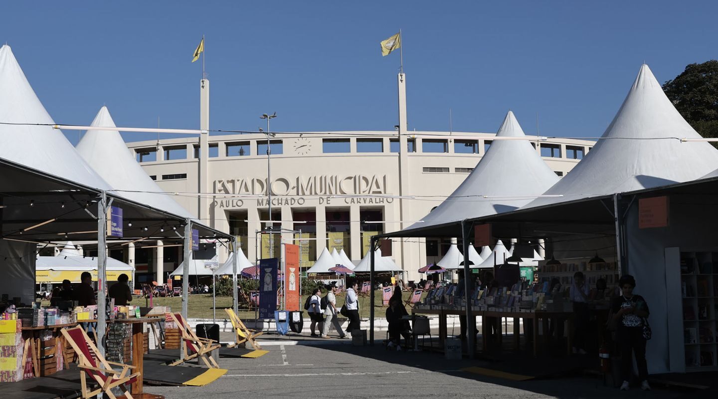 Feriado em SP tem programação gratuita em feira do livro no Pacaembu