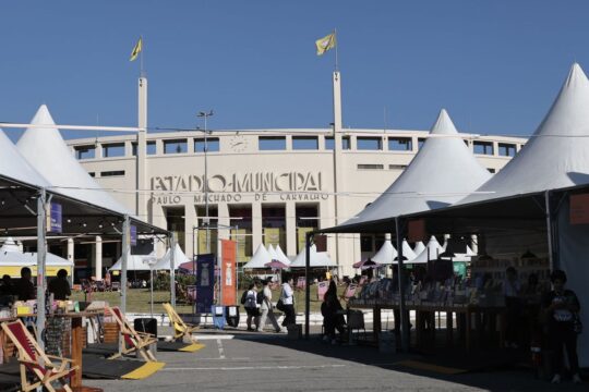 Feriado em SP tem programação gratuita em feira do livro no Pacaembu