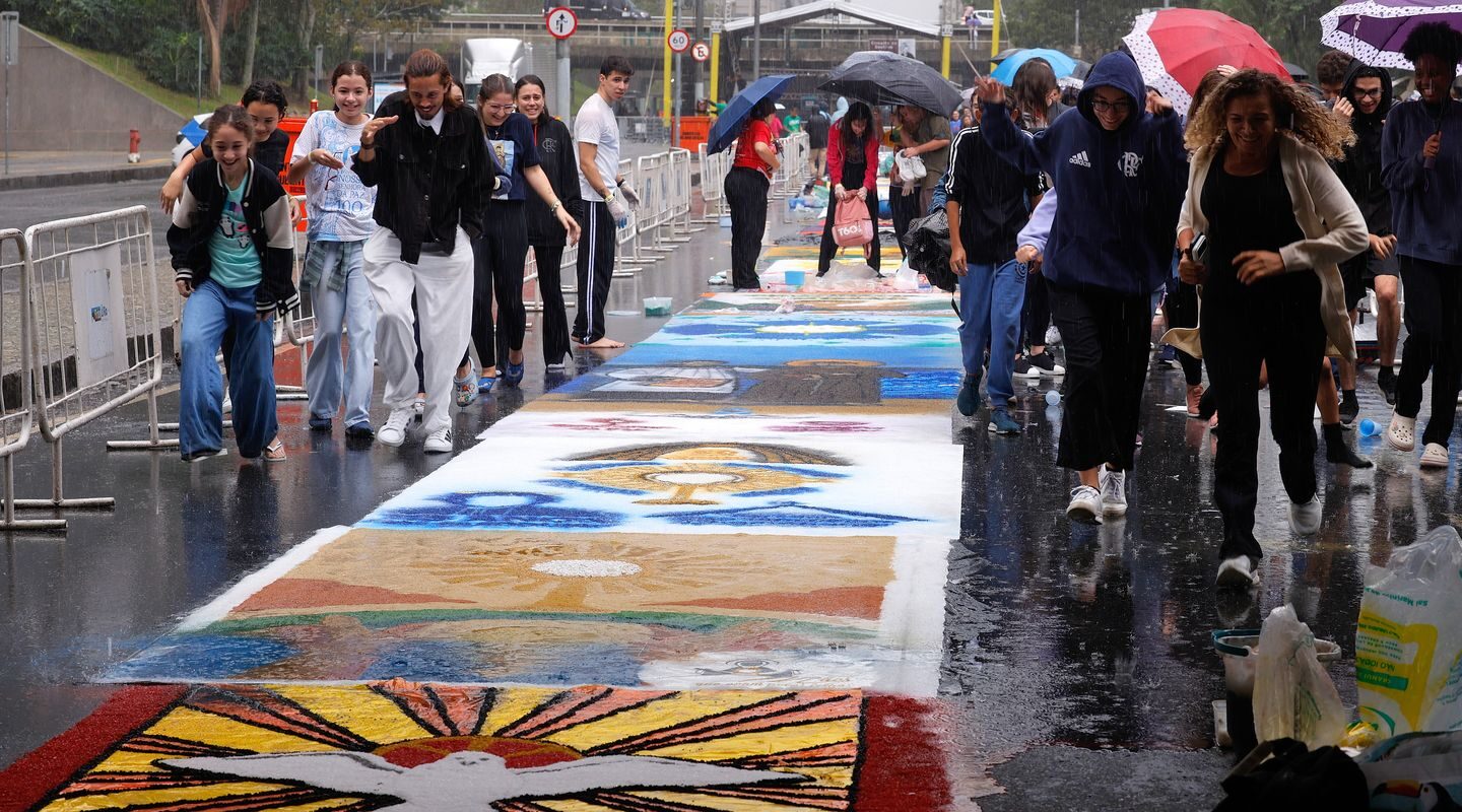 Fiéis enfrentam chuva para fazer tapetes de Corpus Christi no Rio