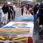 Fiéis enfrentam chuva para fazer tapetes de Corpus Christi no Rio
