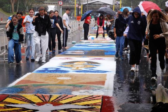 Fiéis enfrentam chuva para fazer tapetes de Corpus Christi no Rio
