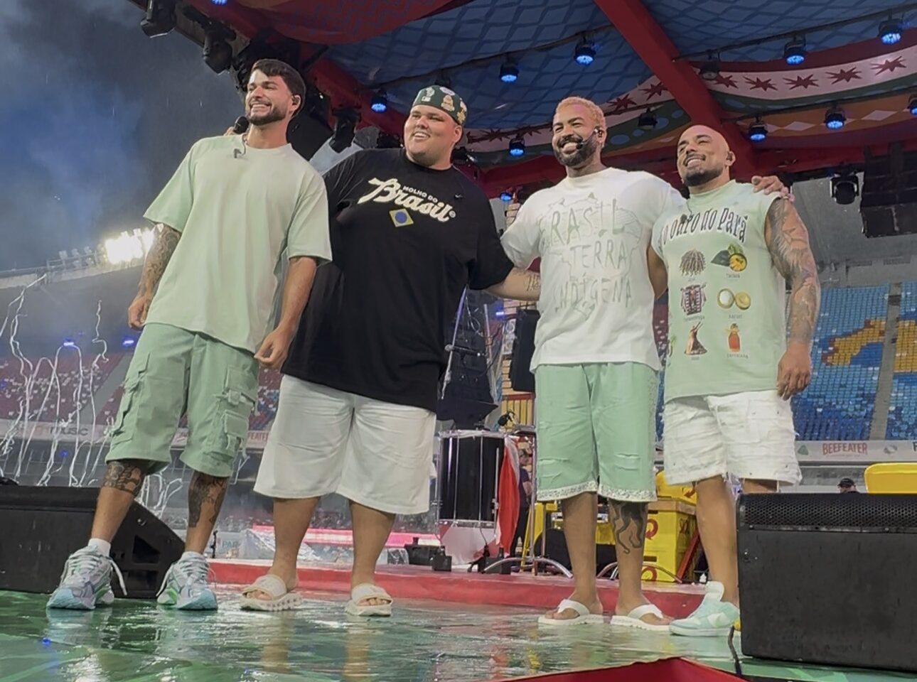 Com casa cheia, Menos é Mais leva multidão ao Mangueirão em noite de quatro horas de samba e pagode