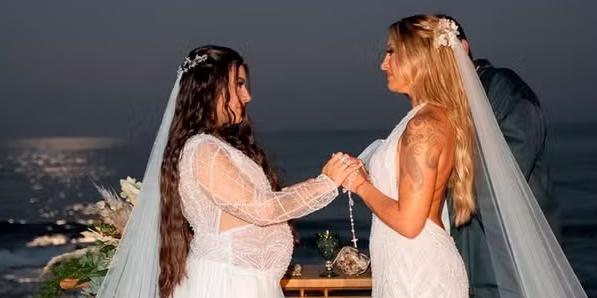 Lauana Prado e Tati Dias se casam em cerimônia à beira-mar em Ubatuba
