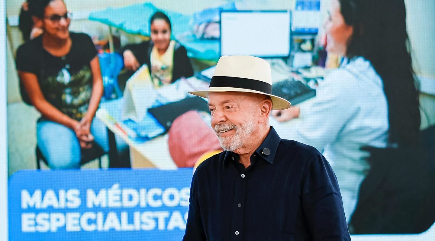 Lula responsabiliza clã Bolsonaro por ataque dos EUA ao Pix e taxação