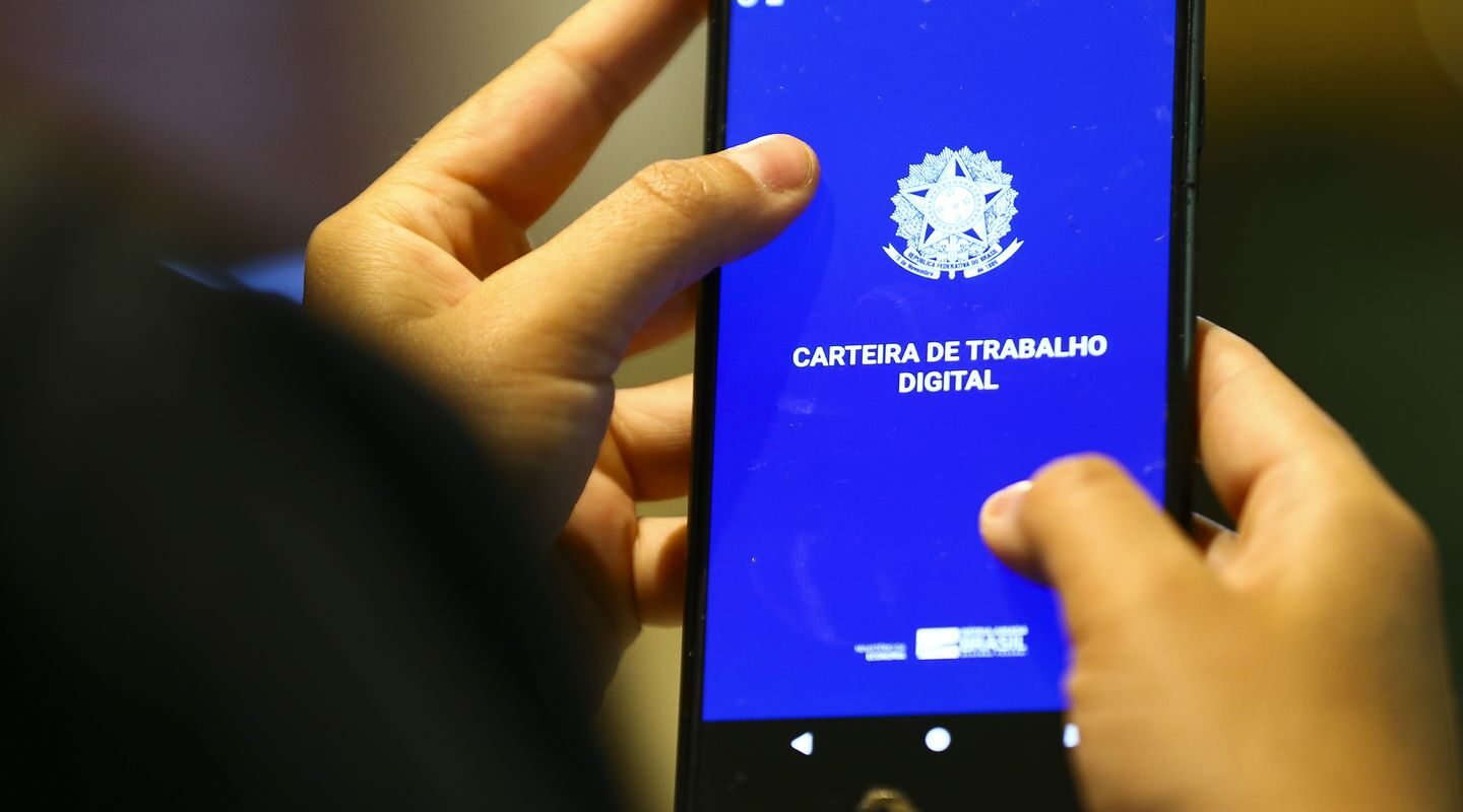 Mercado de trabalho formal cresce 2,6%; serviço público puxa alta