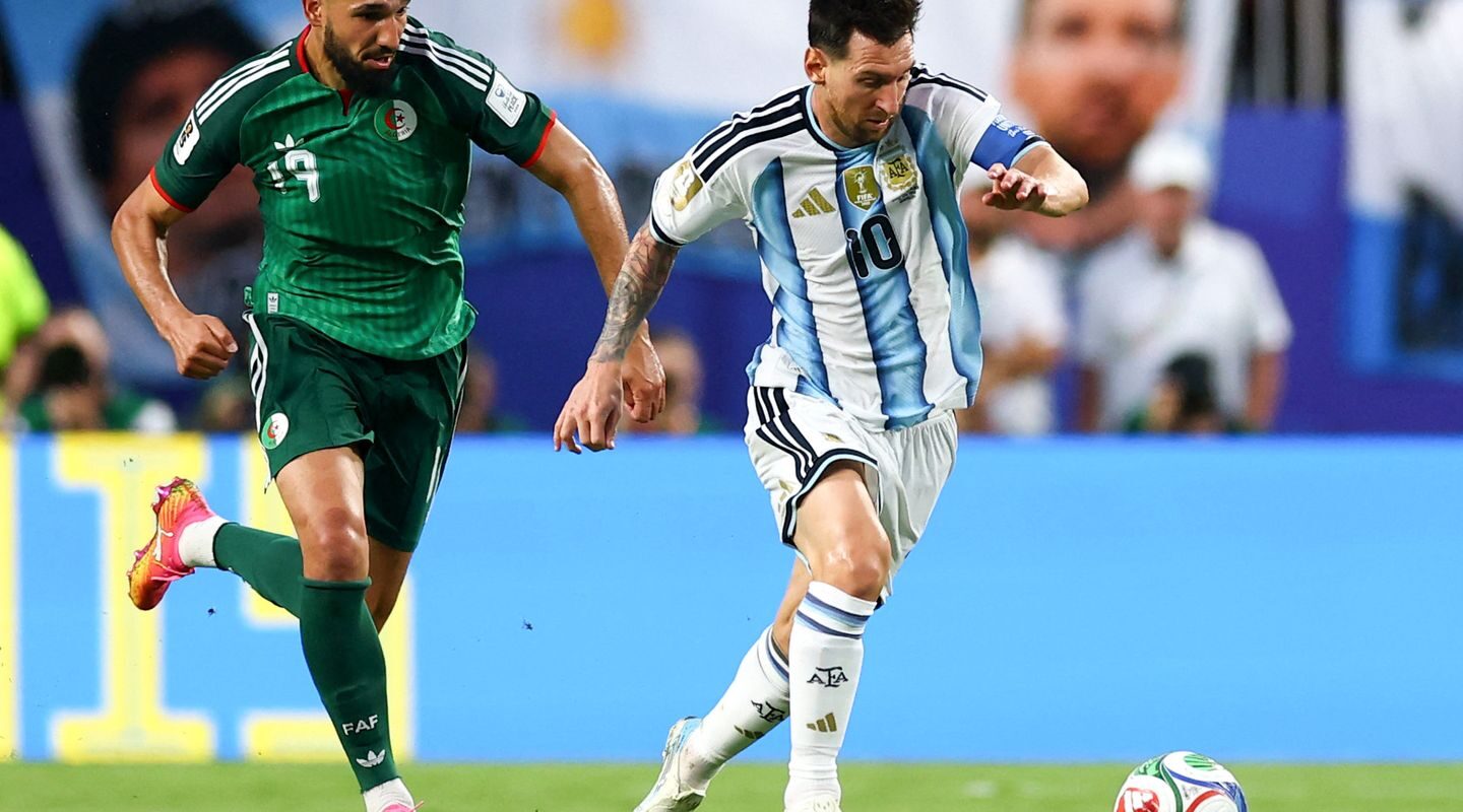 Messi vira maior artilheiro das copas e lidera Argentina em estreia
