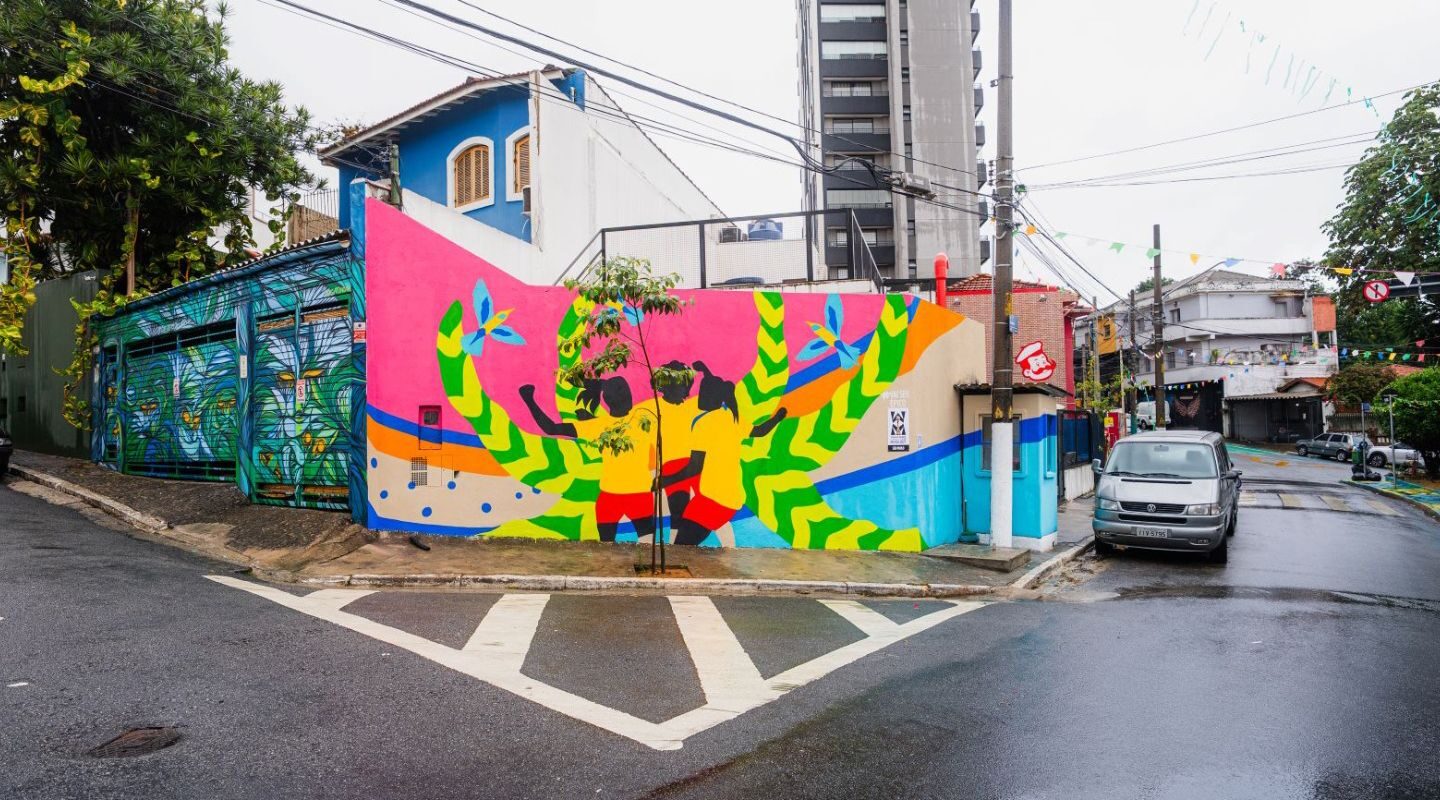 Mural em SP celebra futebol feminino um ano antes da Copa no Brasil