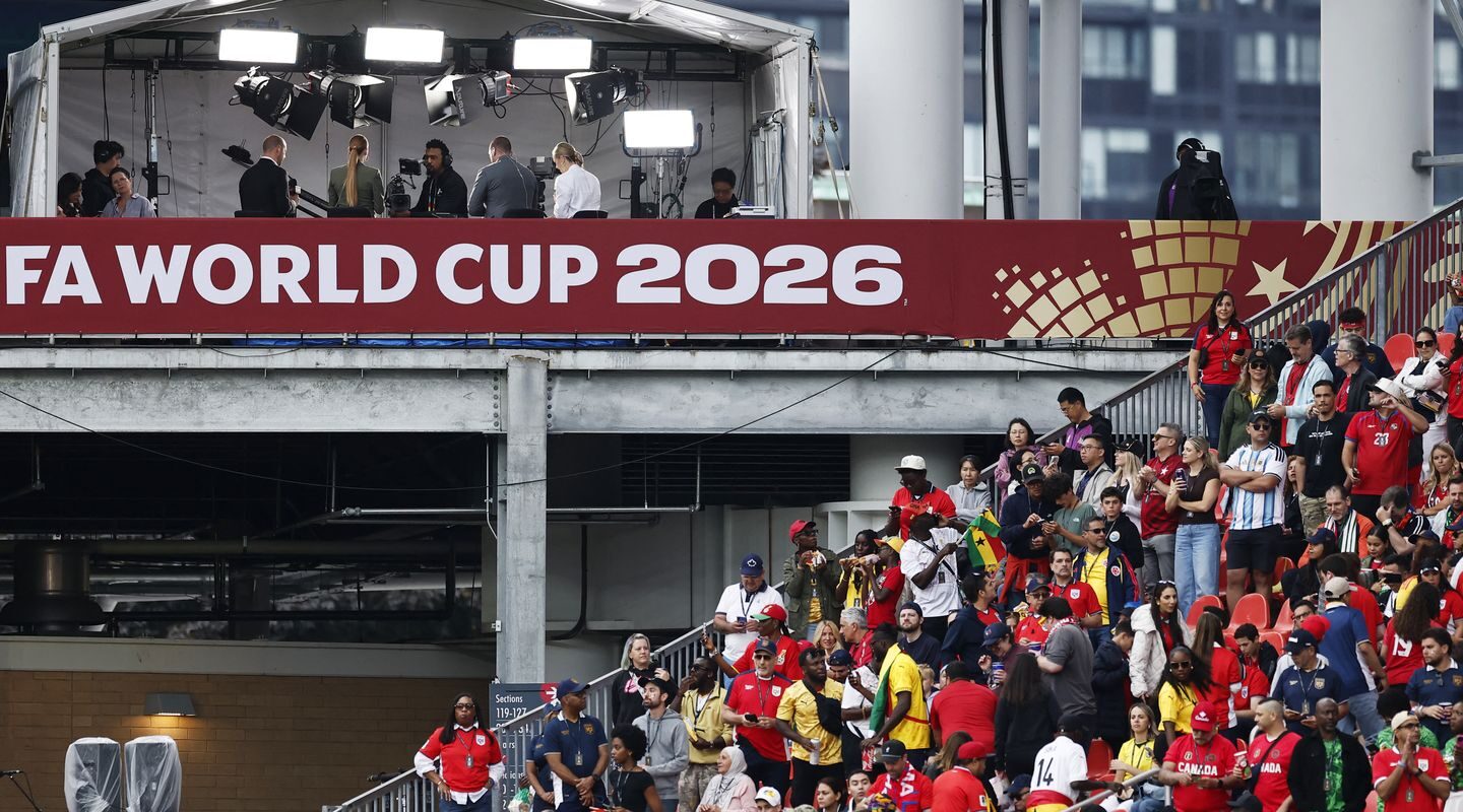Paixão pelo futebol expõe população à publicidade de bets, alerta Idec