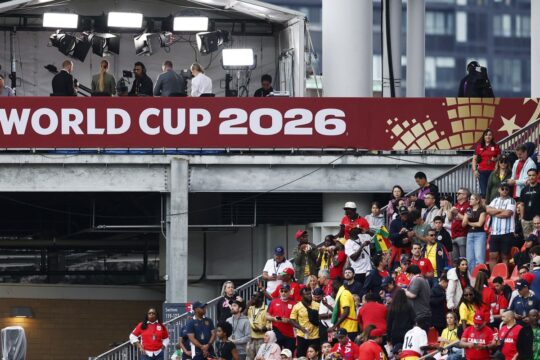 Paixão pelo futebol expõe população à publicidade de bets, alerta Idec