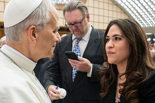 Papa nomeia primeira mulher para liderar comunicações do Vaticano