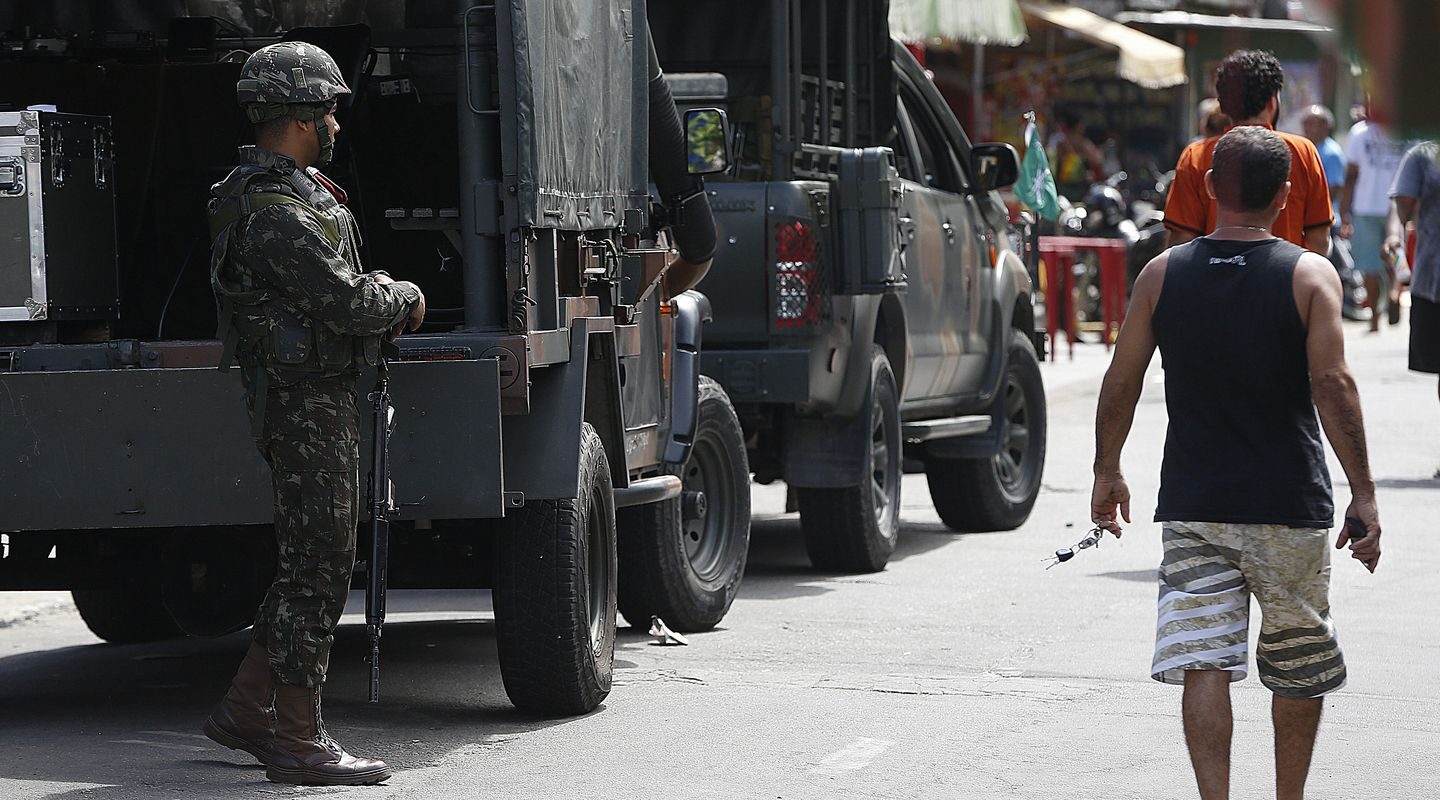 Polícia faz ação para cumprir 56 mandados de prisão na Maré, no Rio