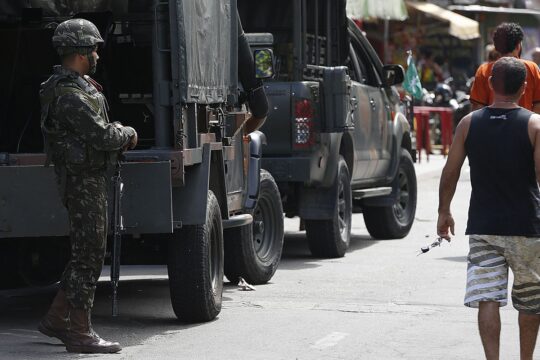 Polícia faz ação para cumprir 56 mandados de prisão na Maré, no Rio