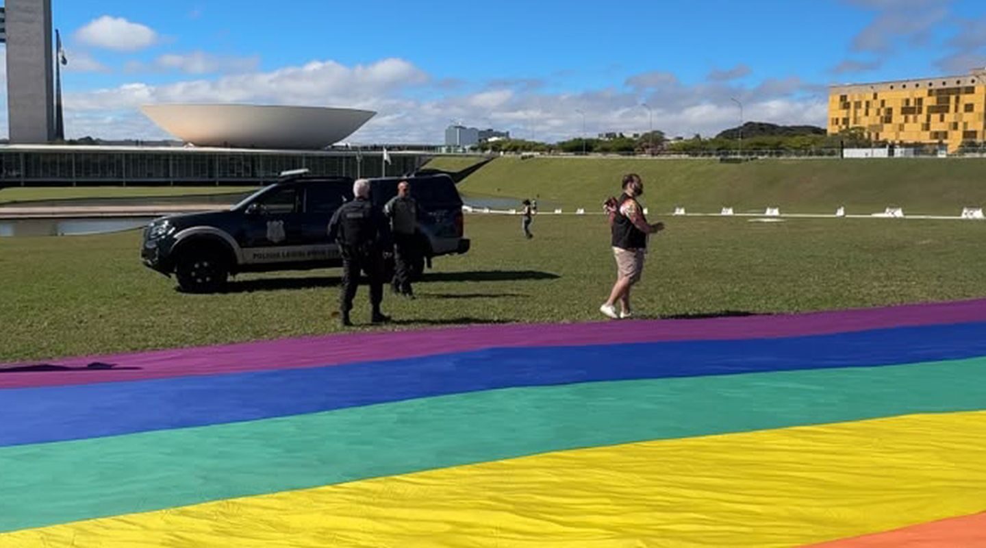 Polícia legislativa proíbe bandeira LGBTQIA+ em gramado do Congresso