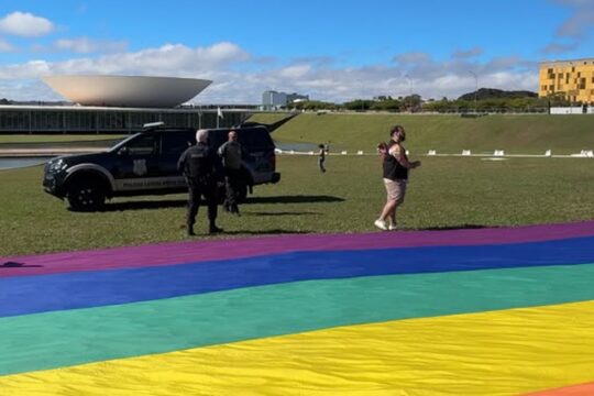 Polícia legislativa proíbe bandeira LGBTQIA+ em gramado do Congresso