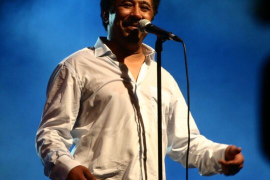 Programa Música do Mundo celebra carreira artística do argelino Khaled