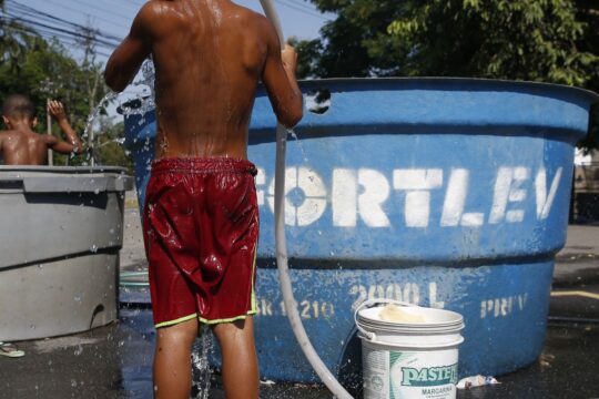 Quase metade das crianças do mundo está exposta a riscos climáticos